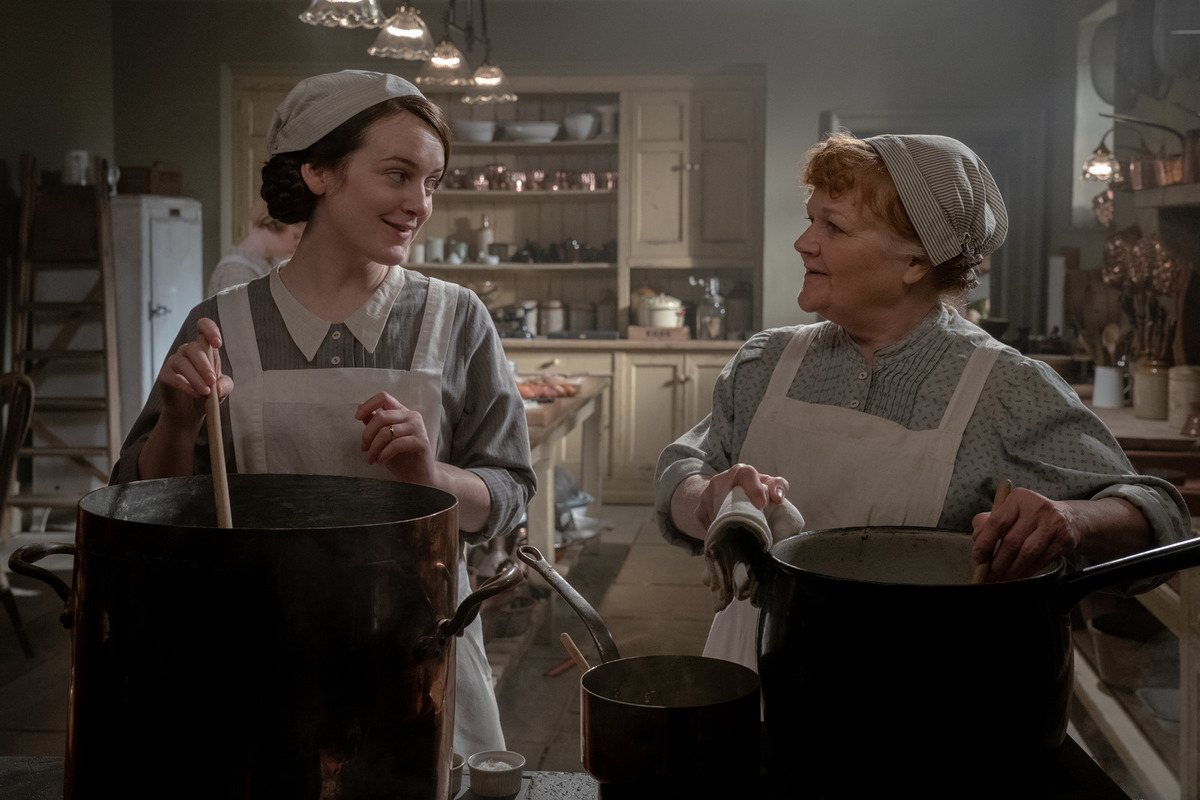 Large 68c4faa51e22f27d618dd002aef36bbb downton abbey a new era daisy 1