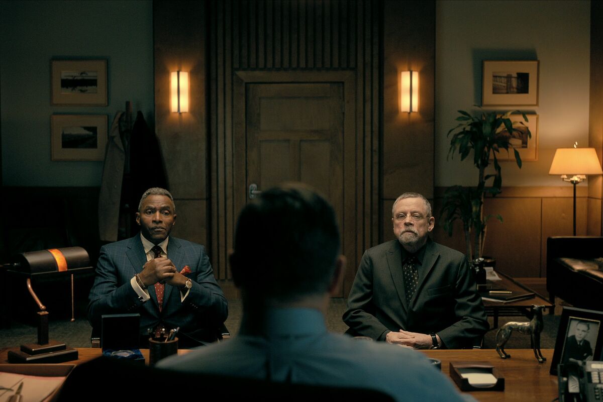 Large 8bc8269d428f37ecbdd2006c24f8bd23 the fall of the house of usher n s1 e5 00 20 26 18r