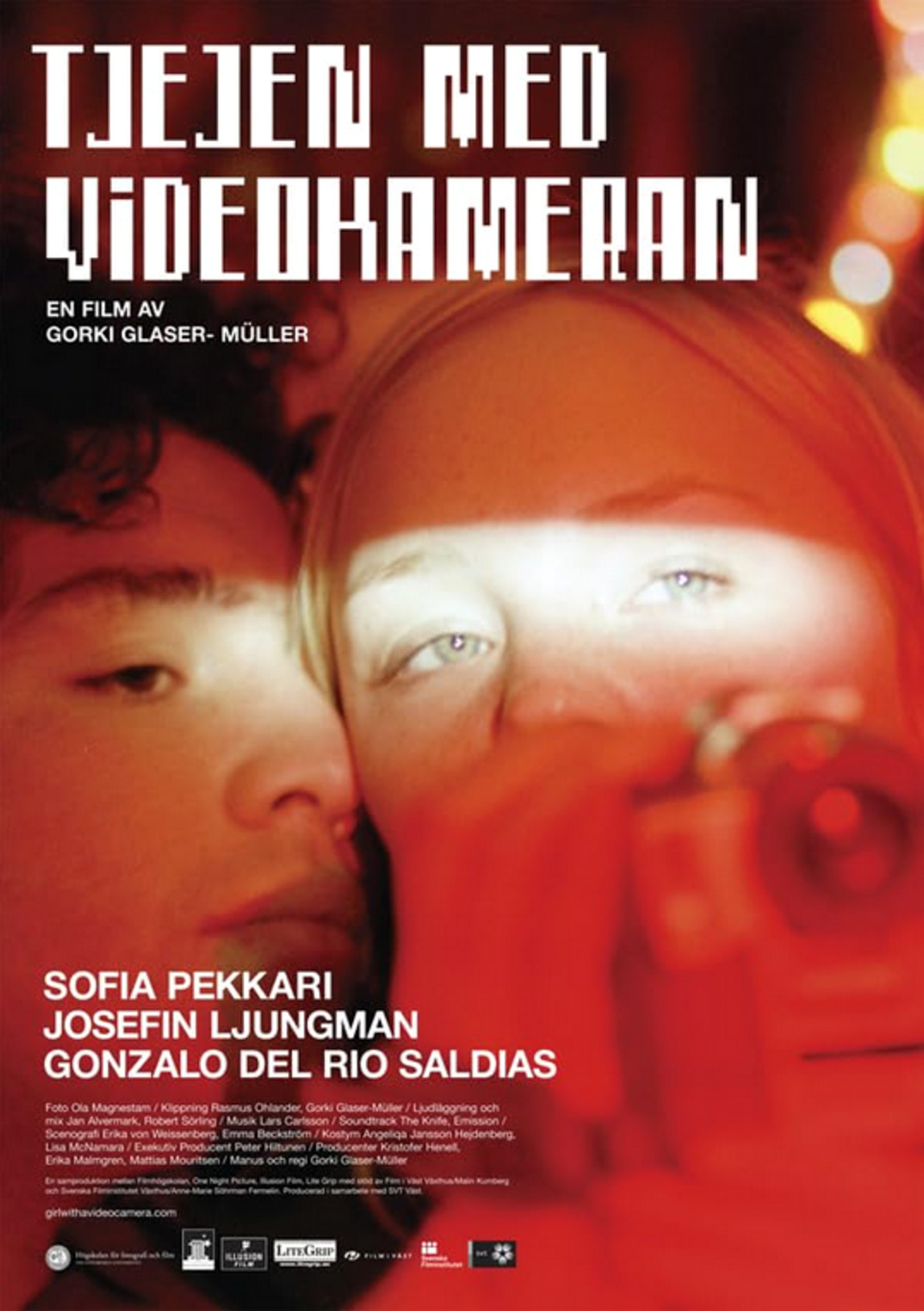 large_66ec9de15b5045268447bb17077fa2aa-Tjejen_20med_20videokameran_20_2005.png