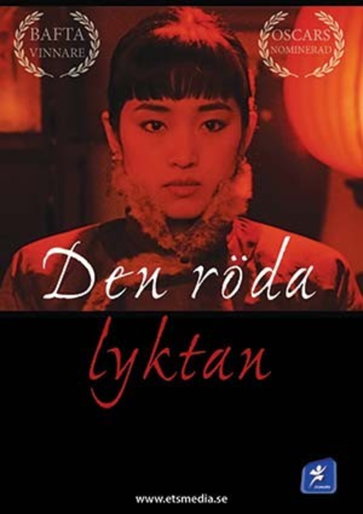 large_cb50f4fb9242e339eb5427add0cd47ad-ets5098_den_roda_lyktan_dvd-framsida_webb_staende.jpg