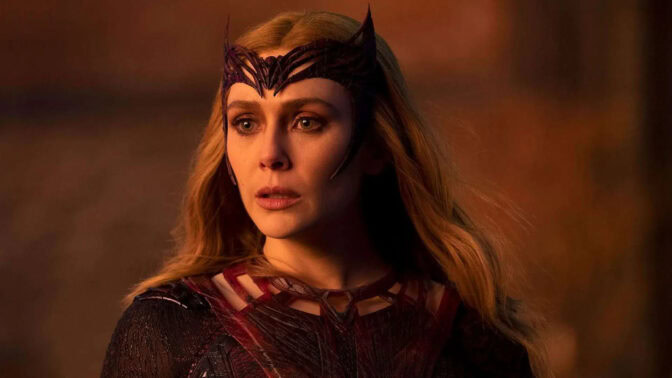 Elizabeth Olsen som Wanda Maximoff/Scarlet Witch.