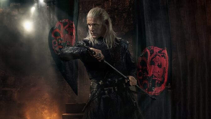 Matt Smith som Daemon Targaryen. Han är en av många skådespelare som återvänder i den tredje säsongen.