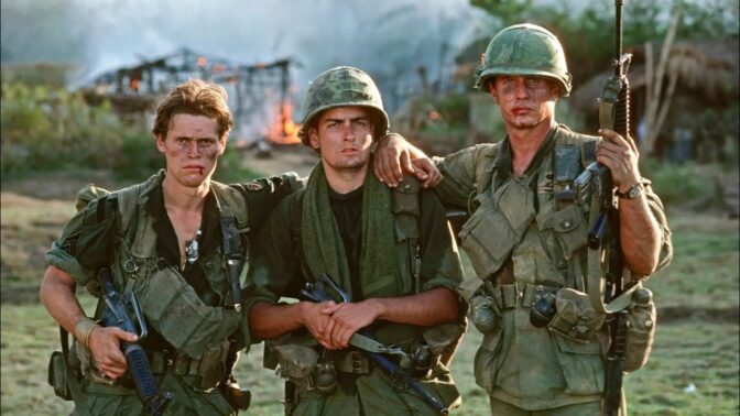 Willem Dafoe, Charlie Sheen och Tom Berenger är redo för krig.