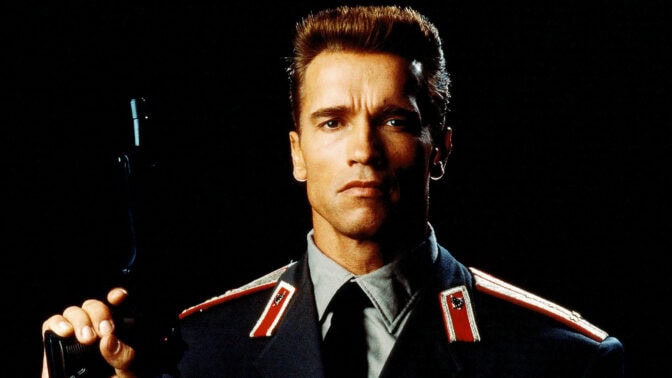 Schwarzenegger i en av många actionpackade 80-talsrullar.