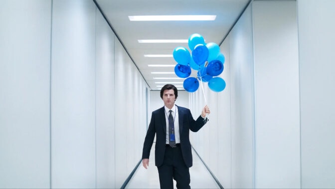 Adam Scott och en bunt olycksbådande ballonger i "Severance" från Apple TV+.