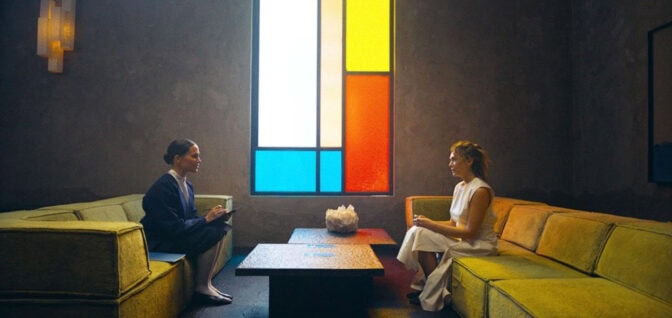 Alicia Vikander som barndomaren Virginia och Elizabeth Olsen.