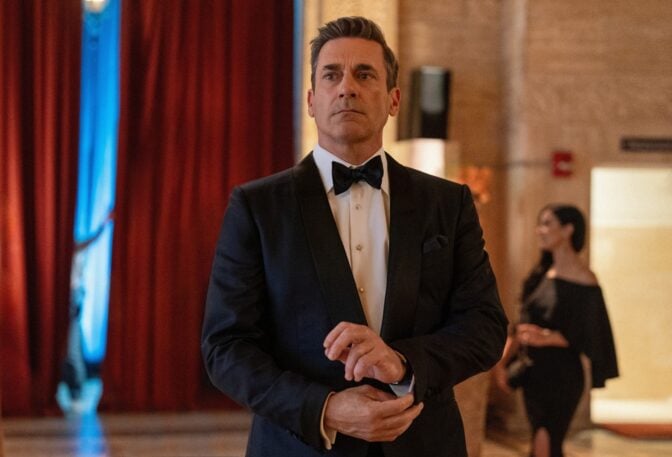 Jon Hamm stjäl showen i nya dramaserien "Your Friends & Neighbors" hos Apple TV+.