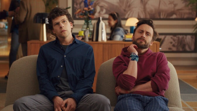 Jesse Eisenberg och Kieran Culkin är kusiner på roadtrip.