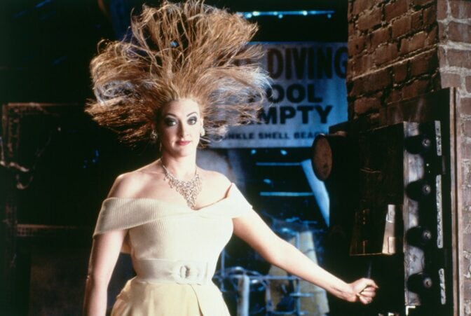 Joan Cusack lever farligt i "Den heliga familjen Addams"