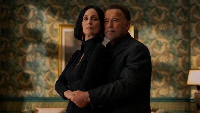 Arnold Schwarzenegger och Carrie-Anne Moss i säsong 2 av "Fubar" på Netflix.
