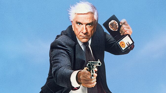 Leslie Nielsen i sin paradroll som Frank Drebin