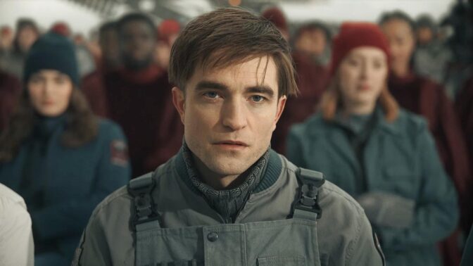 Robert Pattinson som Mickey i "Mickey 17".