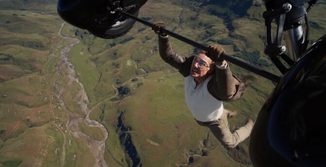 Tom Cruise hänger sig kvar vid actionrollen även efter 30 år.